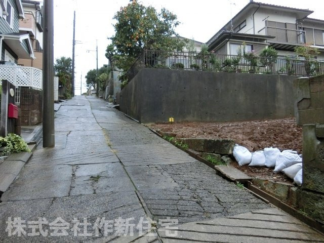 八千代市大和田　売地　更地　建築条件なし　約４５．６坪の整形地の前面道路含む現地写真