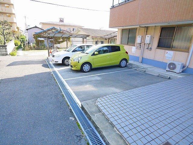コーポ諏訪西大寺の駐車場|駐車スペースもあります