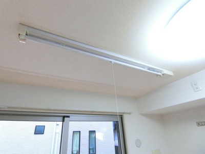 【設備】 | ソルテア日吉 | 洋室4.5帖のお部屋にある室内物干しです！雨の日やお出掛け時の室内干しにとても便利☆花粉や梅雨の時期に重宝しますね♪
