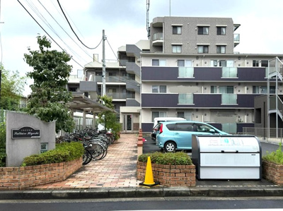 【外観】 | ソルテア日吉 | ペットOK♪ワンちゃんまたは猫ちゃんと一緒に暮らせる3階建てマンションです☆スーパーやコンビニ、ドラッグストアが近くて日々のお買い物に便利な住環境です♪