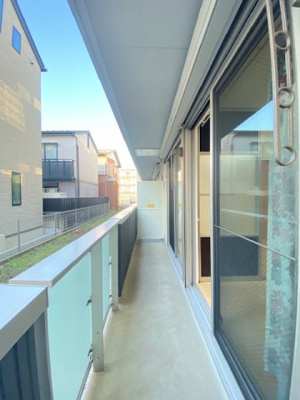 【バルコニー】 | ソルテア日吉 | バルコニーは西向きです♪お昼から夕方に日が入ってきます♪2部屋から出入りできるのが嬉しいですよね！