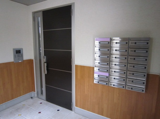【その他共用部分】 | 共用エントランスは不審者の侵入を未然に防ぐオートロック付き！防犯対策充実しています◎