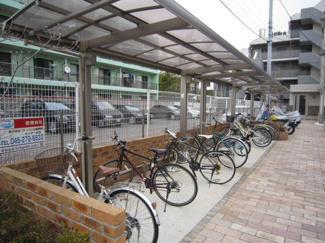【その他共用部分】 | 屋根付きの駐輪場で雨が降っても大切な自転車が濡れなくてすみますね♪駅から自転車もおすすめです！