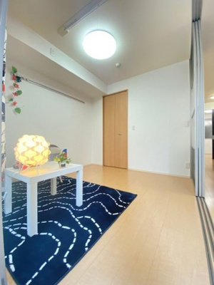 【洋室】 | ソルテア日吉 | 西向き洋室4.5帖☆バルコニーに繋がるお部屋です！ウォークインクローゼットがあります♪お洋服がスッキリ収納できて、整理しやすくなりますね☆