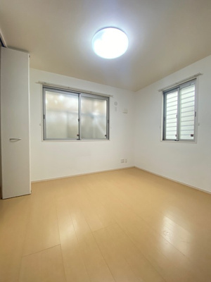 【寝室】 | ソルテア日吉 | 洋室5.2帖☆玄関側にある角部屋・二面採光のお部屋です♪子供部屋や書斎・寝室など多用途に使えそうなお部屋です♪