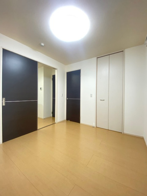 【子供部屋】 | ソルテア日吉 | 洋室5.2帖☆こちらのお部屋にもウォークインクローゼットがあります♪ベッドを置いて寝室にするのもオススメです☆