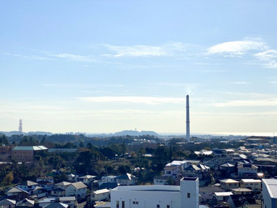 【展望】 | 【マンション高層階】１００万円ＤＯＷＮ！ロータリーパレス藤沢１３階 | 湘南一望！高層階ならではの180度パノラマビュー！
（南展望）目の前には江の島・相模湾が望むので夏の花火大会は自宅が特等席！
写真では伝わりにくいですが実際はハッキリと見渡せます。