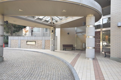 【外観】 | 【マンション高層階】１００万円ＤＯＷＮ！ロータリーパレス藤沢１３階 | マンションエントランスです。マンション名の通りロータリーとなってます。