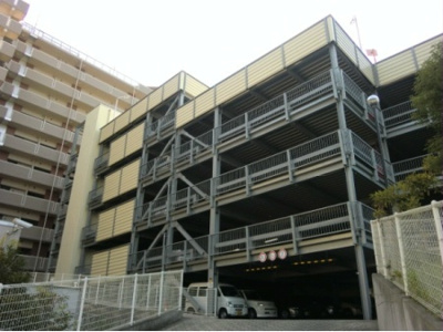 【駐車場】 | 【マンション高層階】１００万円ＤＯＷＮ！ロータリーパレス藤沢１３階 | 立派な立体駐車場です。