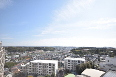 【展望】 | 【マンション高層階】１００万円ＤＯＷＮ！ロータリーパレス藤沢１３階 | 湘南を一望！高層階ならではの180度パノラマビューです。
（東側展望）遠くの山や小田急線が見えて、まるでミニチュアの世界を眺めているような感覚です。
