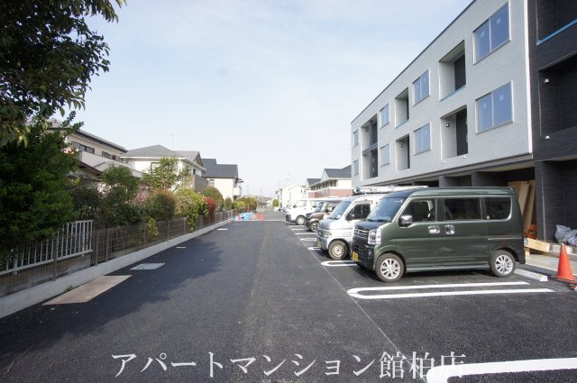 ヒルズ・コートの駐車場