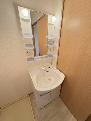 セジュール宮沢Bの独立洗面台|写真は同建物の別部屋を参考に掲載しております。