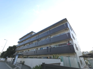 【外観】 | 東南西の三方角部屋につき採光・通風良好！洋室よりランドマークタワーを臨めます。
LDKと一体感のある使いやすいシステムキッチン採用♪