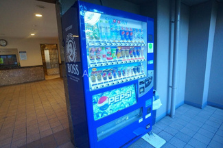 【その他共用部分】 | 現況、マンション入口に自動販売機あります。