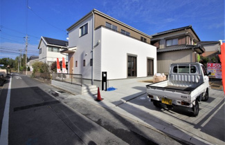 【前面道路含む現地写真】 | 1号棟　現地（2020月１月）撮影
前面道路は西側幅員約4.0mの公道。