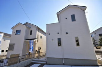 【外観】 | ２号棟　現地（2020年4月）撮影
堂々完成しました！
敷地面積132.36㎡（40.03坪）。
駐車2台可能です。