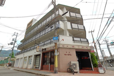 【外観】 | 甲南メゾン春日 | 外観　1階は喫茶店