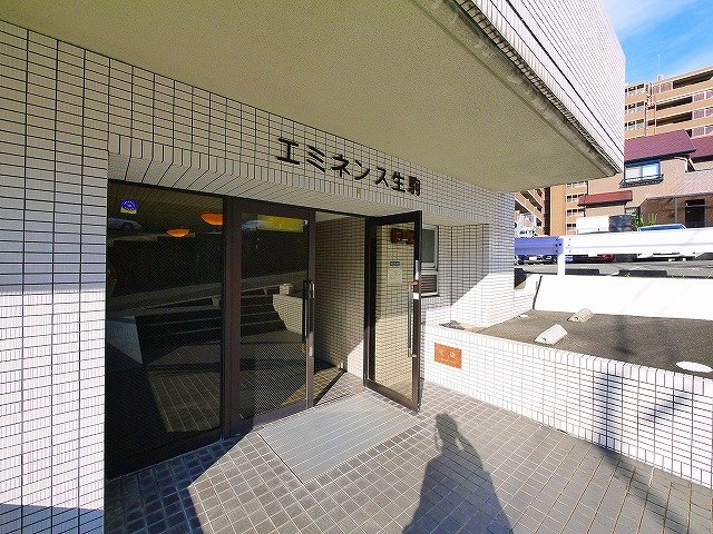 エミネンス生駒のエントランス