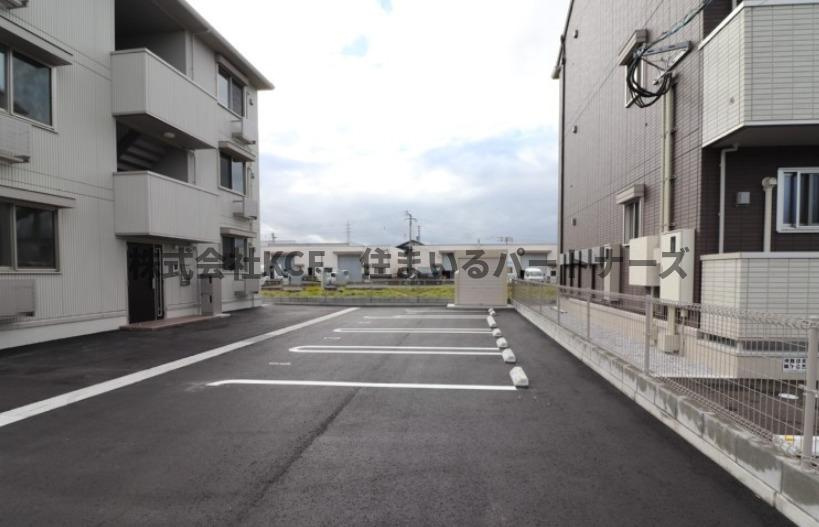オッツ梅満Ⅱ B棟の駐車場|駐車場完備です