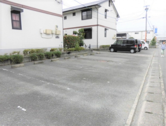 セジュール クレストB棟の駐車場|カースペースがあります
