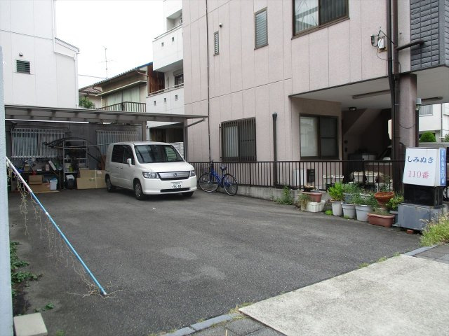 ブレベーユ峰の駐車場|プレベーユ峰1F店舗