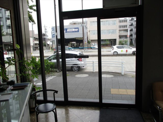 ブレベーユ峰のエントランス|プレベーユ峰1F店舗