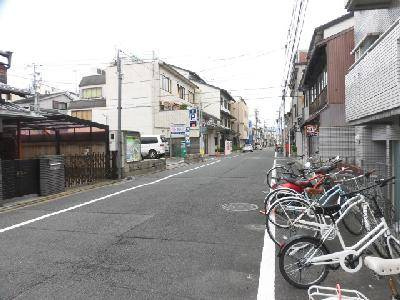 ホワイトクレステの周辺|前面道路