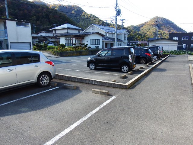 カーディナルESTの駐車場