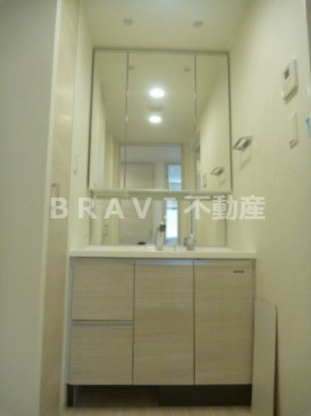 プレサンス心斎橋レヨン　BRAVI不動産の独立洗面台|【プレサンス心斎橋レヨン】使いやすい独立洗面台です