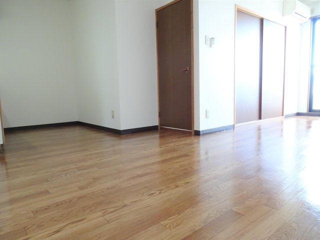 クラウンマンションの居間・リビング