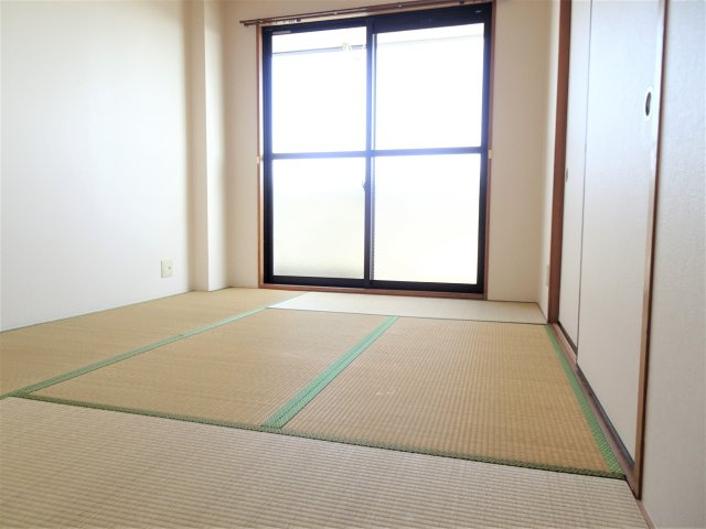 クラウンマンションの和室