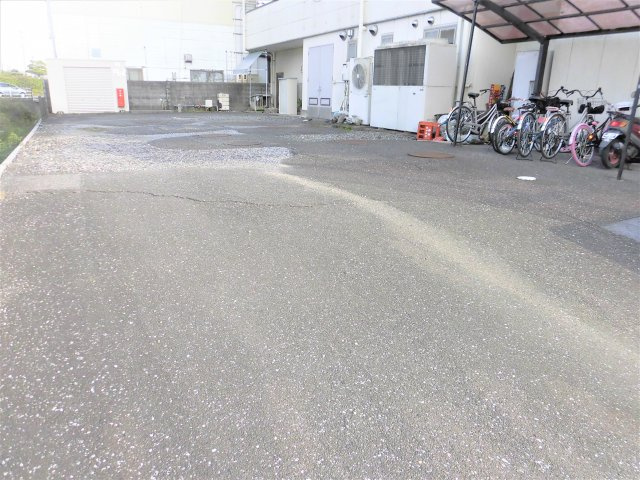 クラウンマンションの駐車場