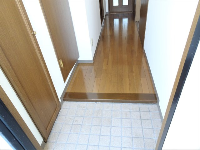 クラウンマンションの玄関