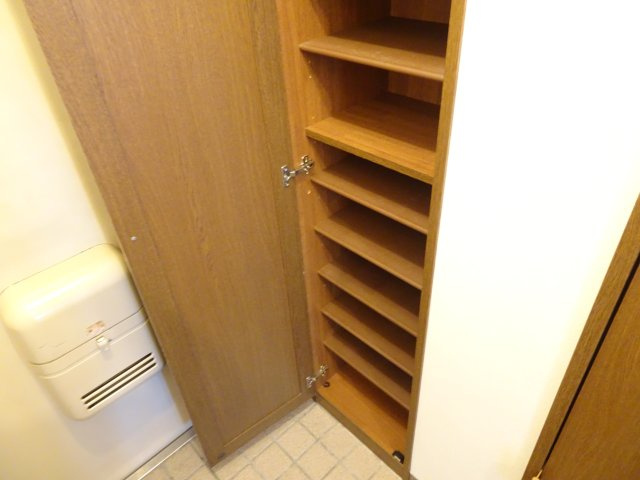 クラウンマンションの玄関