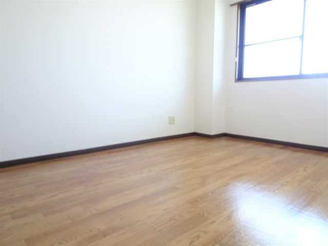 クラウンマンションの洋室