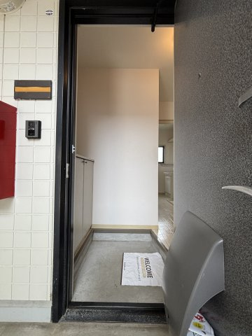 ラシェットエムザB棟の玄関