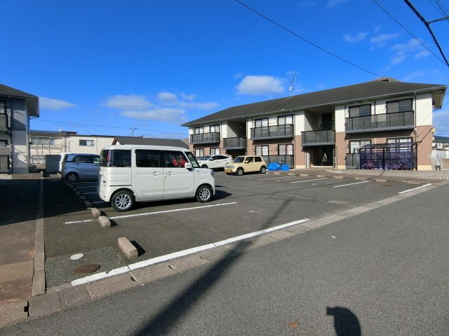 ラシェットエムザB棟の駐車場