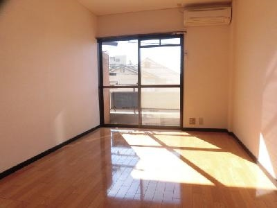 メゾン・ド嵯峨野の居間・リビング|洋室