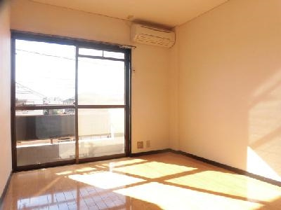 メゾン・ド嵯峨野の居間・リビング|洋室