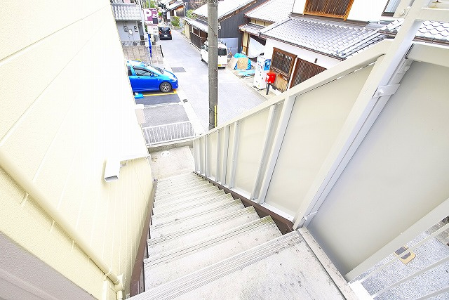 タウニィ高畑のその他共用部分|２階に上がる階段になります