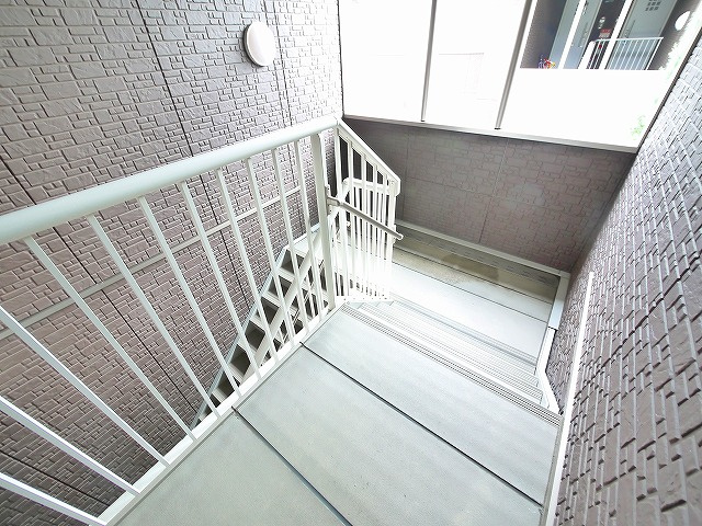 ＭＡＳＴ　ＣＯＵＲＴ木津南のその他共用部分|ゆとりのある共用階段です