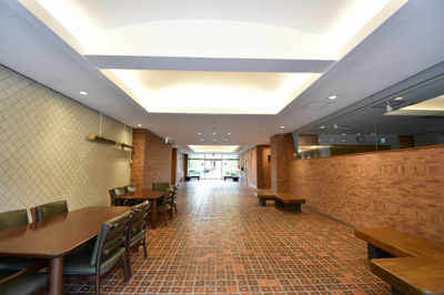 【エントランス】 | 【日当たり・風通し良好♪13階部分】千里ガーデンハイツ | 談話スペースです。