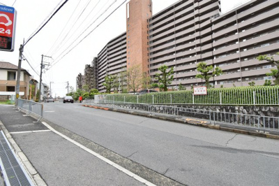【周辺】 | 【日当たり・風通し良好♪13階部分】千里ガーデンハイツ | 物件前の道路です