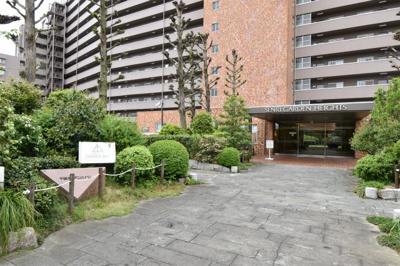 【エントランス】 | 【日当たり・風通し良好♪13階部分】千里ガーデンハイツ | エントランスは手入れされた植栽が豊かです