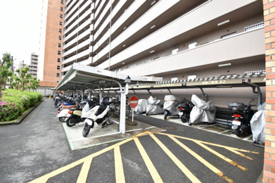 【その他共用部分】 | 【日当たり・風通し良好♪13階部分】千里ガーデンハイツ | バイク置き場です