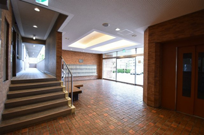 【エントランス】 | 【日当たり・風通し良好♪13階部分】千里ガーデンハイツ | サブエントランスになります。