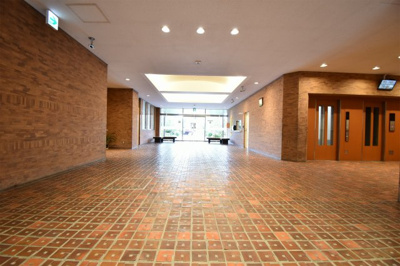 【エントランス】 | 【日当たり・風通し良好♪13階部分】千里ガーデンハイツ | メインエントランスです