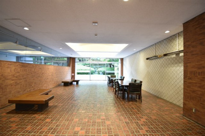 【エントランス】 | 【日当たり・風通し良好♪13階部分】千里ガーデンハイツ | ロビーがあります。