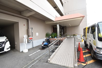 【エントランス】 | グリーンハウス千里 | スロープがあります。