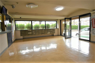 【エントランス】 | グリーンハウス千里 | 集合ポストです。窓ガラスが大きく明るいエントランスです。